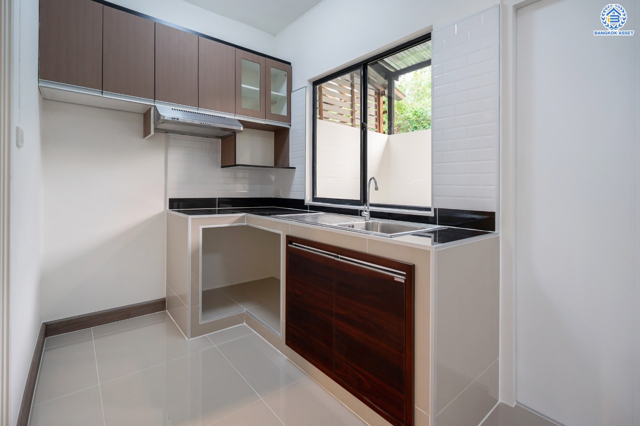 ทาวน์เฮ้าส์มือสอง ย่านนนทบุรี  ม.พฤกษา54 วงแหวน-คลองถนน บ้านพร้อมอยู่สไตล์โมเดิร์น ฟังก์ชัน 3 ห้องนอน 2 ห้องน้ำ จอดรถได้ 1 คัน เนื้อที่ 17.6 ตร.ว. บนทำเลศักยภาพ เชื่อมต่อถนนกาญจนาฯ ใกล้เซ็นทรัลเวสต์เกต รถไฟฟ้าสายสีม่วง "สถานีตลาดบางใหญ่" และ ทางด่วน "ศรีรัช"